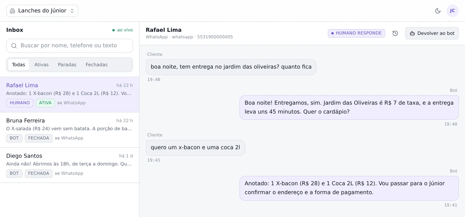 Painel do Lanches do Júnior: a conversa do Rafael com o X-bacon e a Coca anotados, passada para o Júnior confirmar endereço e pagamento
